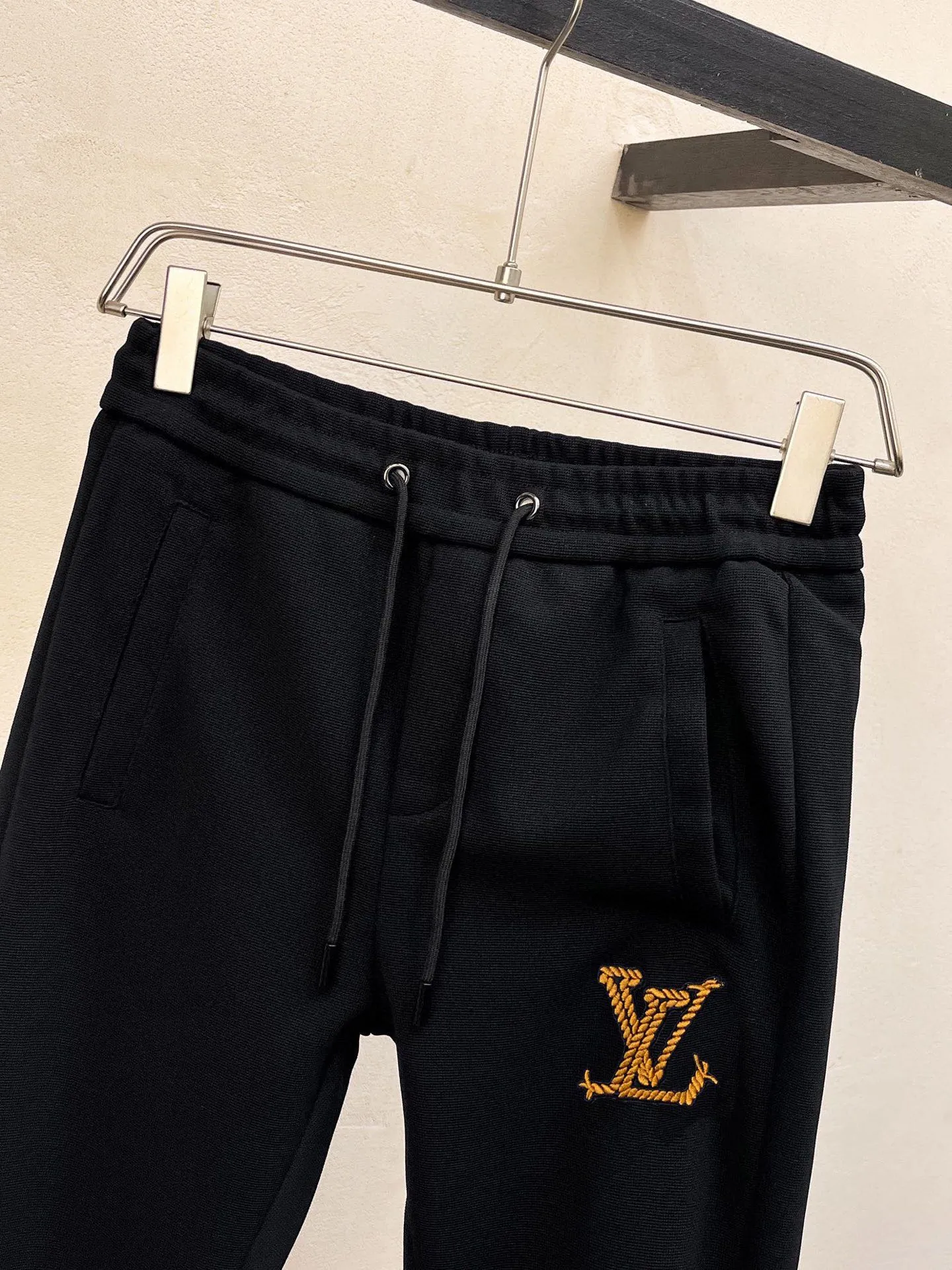 🅿️460 brand [LV Louis Vuitton] (velvet and thickened) 2025 autumn and winter new products, celebrities’ favorite fashion-flavored casual suits, clean and neat tailoring, full of urban style. Made of high-quality customized fabrics, the inner warmth is excellent, the hand feels soft and dry, and the upper body effect is crisp and stylish. The three-dimensional cutting process and the pattern are all of high standards, and the silhouette version has the right benefits! It is not tight at all, and you feel good when you wear it. So many top-quality raw materials create high-end products with unparalleled value. It is the first choice for high-end fashion people. (Size: M-4XL can wear up to 200 pounds)